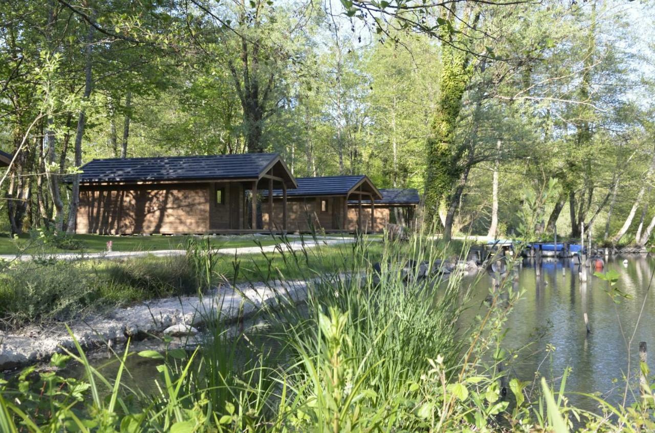 Cabanes D'Aiguebelette Saint-Alban-de-Montbel Exterior photo