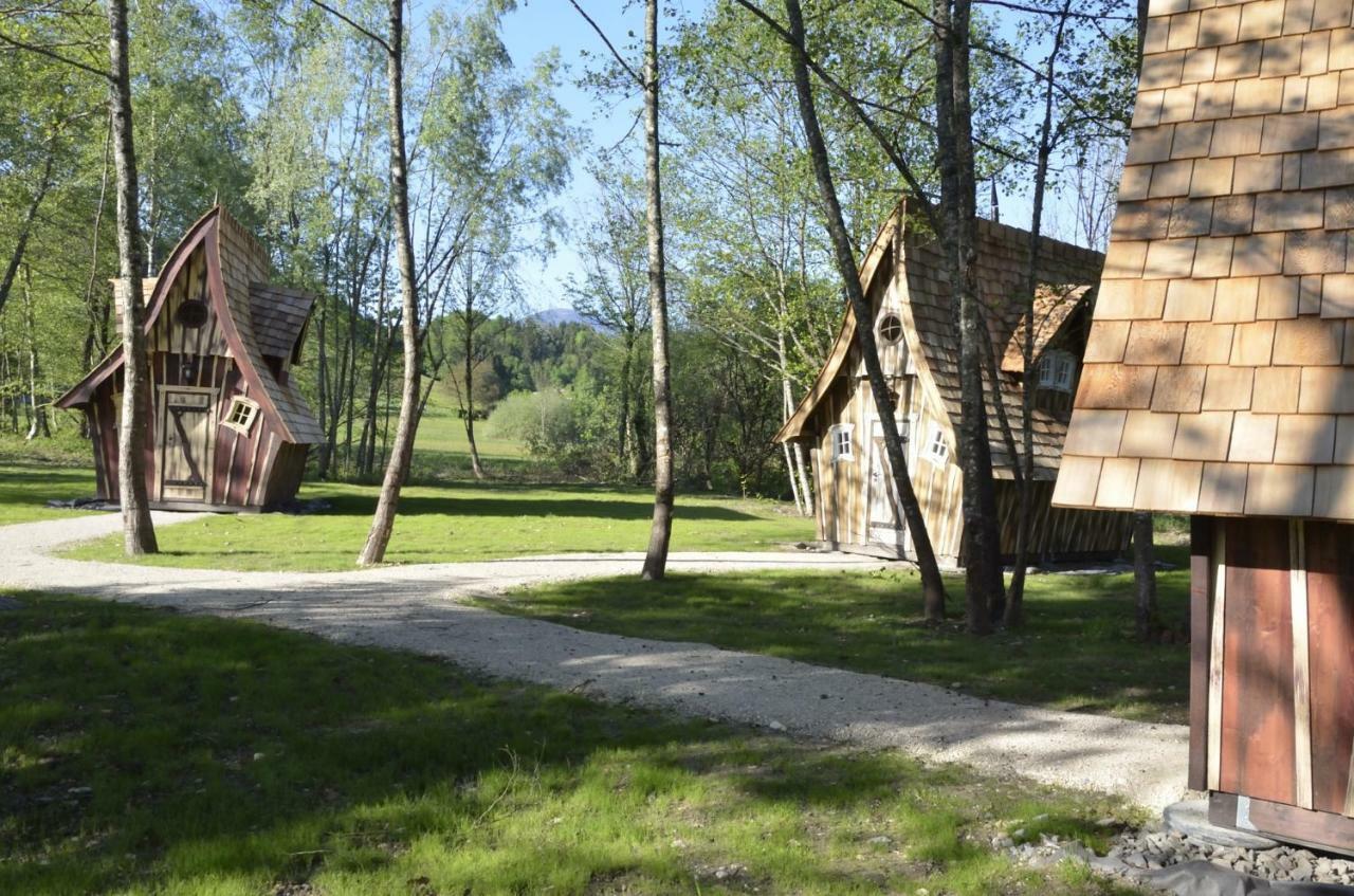 Cabanes D'Aiguebelette Saint-Alban-de-Montbel Exterior photo