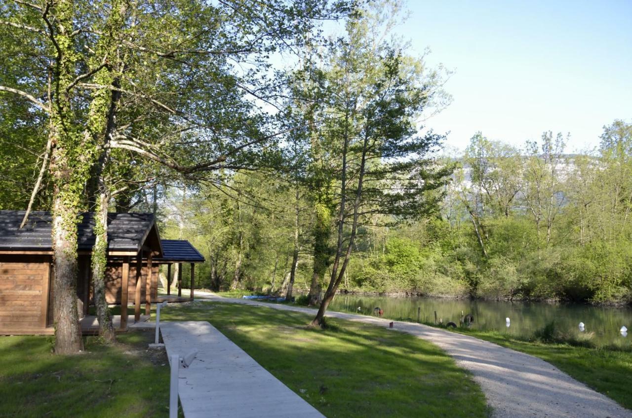 Cabanes D'Aiguebelette Saint-Alban-de-Montbel Exterior photo